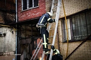 Російський дрон влучив у багатоповерхівку Харкова