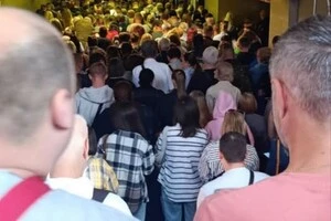 Натовп на кінцевій станції червоної гілки – «Лісова».  27 червня 2026 року
