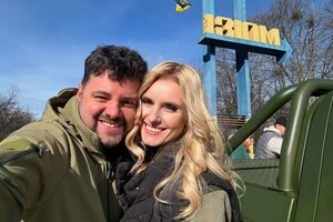 Ірина Федишин з чоловіком допомагає українським військовим