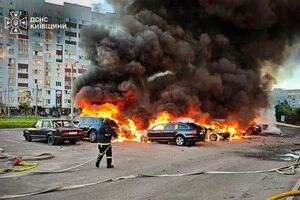 Піж багатоповерхівкою на Київщині палають припарковані авто