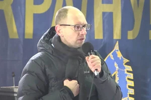 Знаменита фраза Яценюка «Якщо куля в лоб, то куля в лоб» прозвучала 22 січня 2014 року зі сцени Євромайдану в Києві