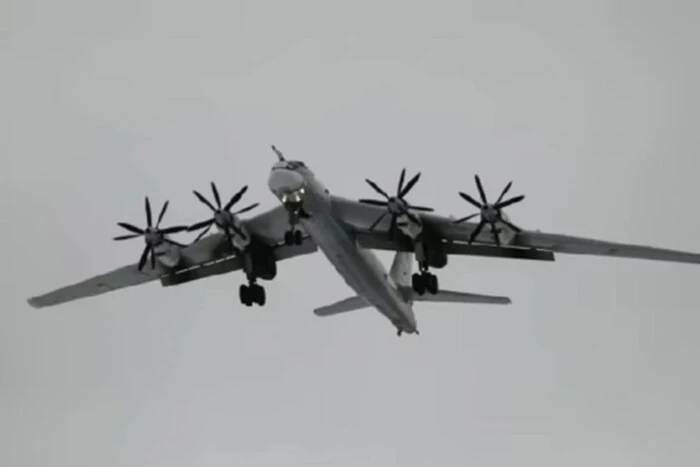 СБУ уразила російський ракетоносій Ту-95МС в Енгельсі – Зеленський