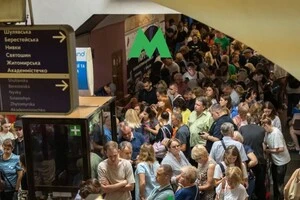Ввечері 27 серпня у Києві на червоній лінії метро поїзди не їхали далі станції «Театральна», люди не могли доїхати додому