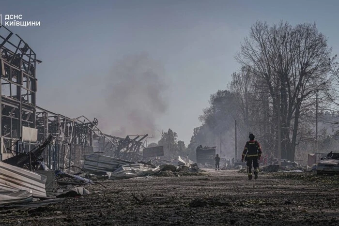 На Київщині рятувальники ліквідовують наслідки ворожого обстрілу в селі Мила