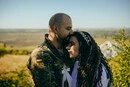 Весілля під загрозою обстрілів: українська пара одружилася на центральній площі Краматорська