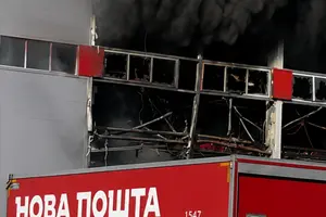 На кадрах видно значне займання на території об’єкта та охоплені вогнем транспортні засоби