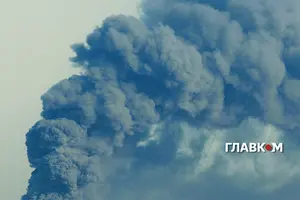 Над місцем влучання здіймається густий чорний дим
