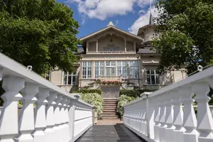 Відвідувачам слід бути готовими до черг та проходження перевірок безпеки