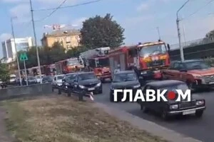 Автівки ДСНС прямують на ліквідацію пожежі під Києвом
