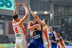 Святослав Михайлюк (у центрі) став найрезультативнішим у поєдинку
