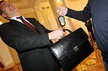 Что носят депутаты в своих портфелях