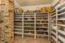 Українці перетворюють квартири на продовольчі бази. Чи варто?