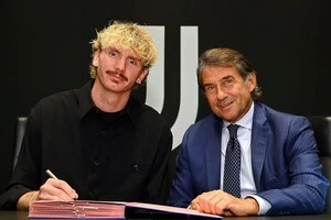 Нік Вольтемаде (ліворуч) виступатиме в чорно-білих барвах у новій команді