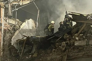 Рятувальники розбирають завали