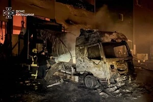 Понівечена ударом окупантів автівка на одному зі складів