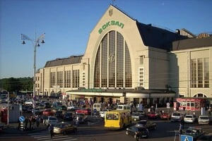 Моніторинговий паблік заявив, що РФ завдала удару по залізничній інфраструктурі неподалік від центрального вокзалу в Києв
