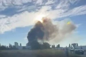 Над місцем влучання здіймається стовп чорного диму