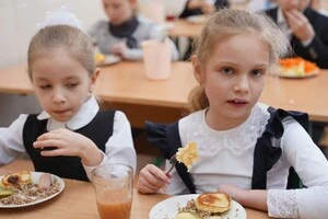 Недостатня потужність їдалень, додаткові витрати та організація харчування під час повітряних тривог стали новими викликами для громад