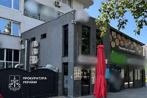 Незаконна розбудова на вулиці Лариси Руденко у Києві