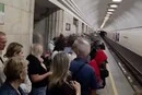 Перон заповнений вщент: у київському метро утворилися черги під час тривалої тривоги (відео)