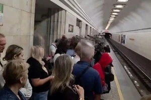 Підземка відновлює звичний режим роботи, однак на станціях залишається значне навантаження через великий пасажиропотік