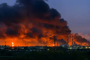 Зупинка двох підприємств може скоротити обсяги переробки нафти та виробництва пального в Росії