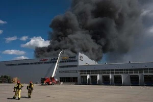Спасатели тушат пожар на складе автозапчастей после авиаудара в Киеве 2 сентября 2026 года