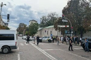 Після влучання у будівлю СБУ рух вулицею Володимирською тимчасово перекрито