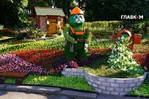 У Києві на Співочому полі триває квіткова виставка «Муркотлива Україна»