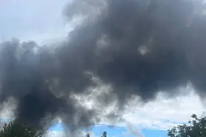Після атаки в Житомирі виникла масштабна пожежа, над містом видно густий стовп диму