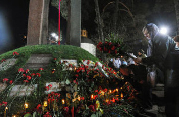 Чернобыльские вдовы в трауре, колокол звонит 25 раз