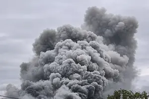 Після влучання на території підприємства спалахнула масштабна пожежа