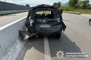 Водій Renault Lodgy зупинився перед пішохідним переходом, аби пропустити людей, а в цей час у нього в'їхав керманич вантажівки DAF 