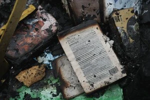 Згоріла книжка внаслідок влучання російських безпілотників у Харкові, 12 листопада 2025 року