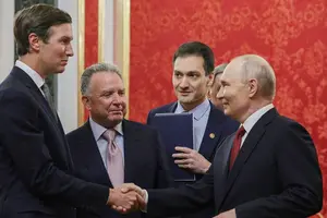 Путін зустрівся зі спецпосланцями президента США Стівом Віткоффом (другий зліва) та Джаредом Кушнером (ліворуч) увечері в суботу, 5 вересня 2026 року
