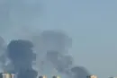Окупанти повторно атакували склади в Києві: над містом здіймаються стовпи чорного диму (фото)