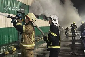 Рятувальники приборкують вогонь на місці влучання