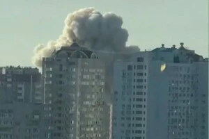 Дим над будинком після влучання дрона
