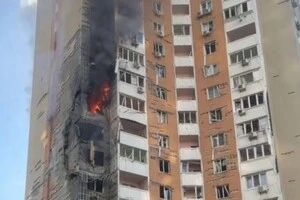 У Дарницькому районі столиці ворожий дрон влучив у багатоповерхівку (відео)