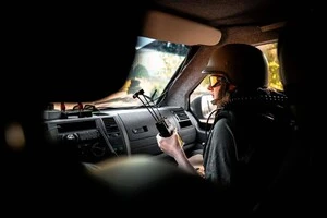 Навіть звичайна поїздка містом на Донеччині може бути небезпечною. Волонтери стежать за ситуацією та намагаються уникати атак дронів