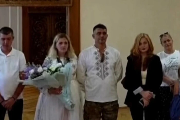 Пара в Києві одружилася на наступний день після влучання БпЛА в їх житло