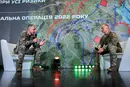 Ексголовнокомандувач ЗСУ Олександр Сирський (праворуч) розповідає про харківську офензиву під час презентації, приуроченої до її четвертої річниці