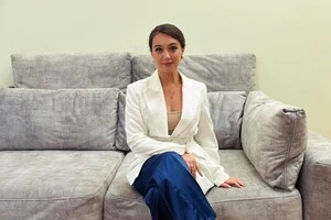 Після звільнення з посади Юлія Мендель зробила низку суперечливих заяв щодо президента та його команди