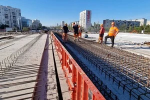 На будівельному майданчику вже повністю забетоновано плиту проїзду лівої прогонової будови та змонтовано один деформаційний шов