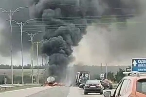 На місці ДТП за участі бензовоза спалахнула сильна пожежа