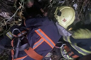 Рятувальники за допомогою підручних засобів успішно підняли чоловіка  на поверхню