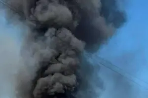 Відповідні служби зараз ліквідовують наслідки атаки та гасять пожежу