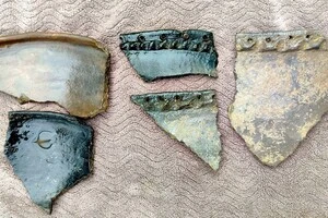 Фрагменти кераміки середньовічного та скіфського часу, знайдені на території затопленого села Кормань 13 вересня 2026 року