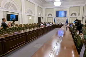 Керівництво парламенту пропонує не гаяти час на паузи повітряних тривог та продовжувати засідання в укритті. Утім, в ідеї є цілий букет недоліків