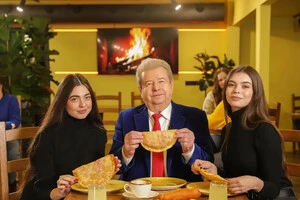 Михайло Поплавський разом з двома ймовірно студентками рекламує ресторан «Пан Чебурек»